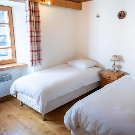 Warm 2-bedroom Near The Tourist Office