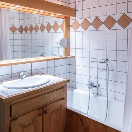 Warm 2-bedroom Near The Tourist Office Apartment *